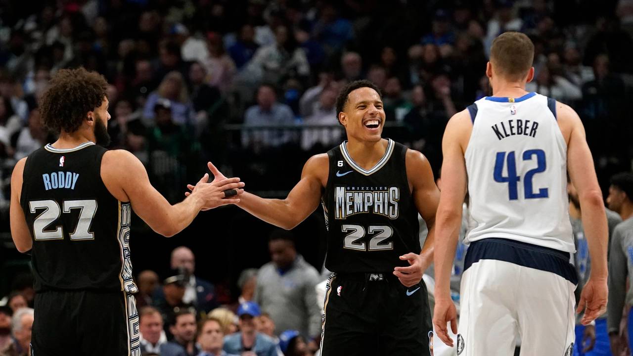 Memphis Grizzlies-Guard Desmond Bane (22) jubelt mit David Roddy (27) und lacht Maxi Kleber (Dallas Mavericks) ins Gesicht.