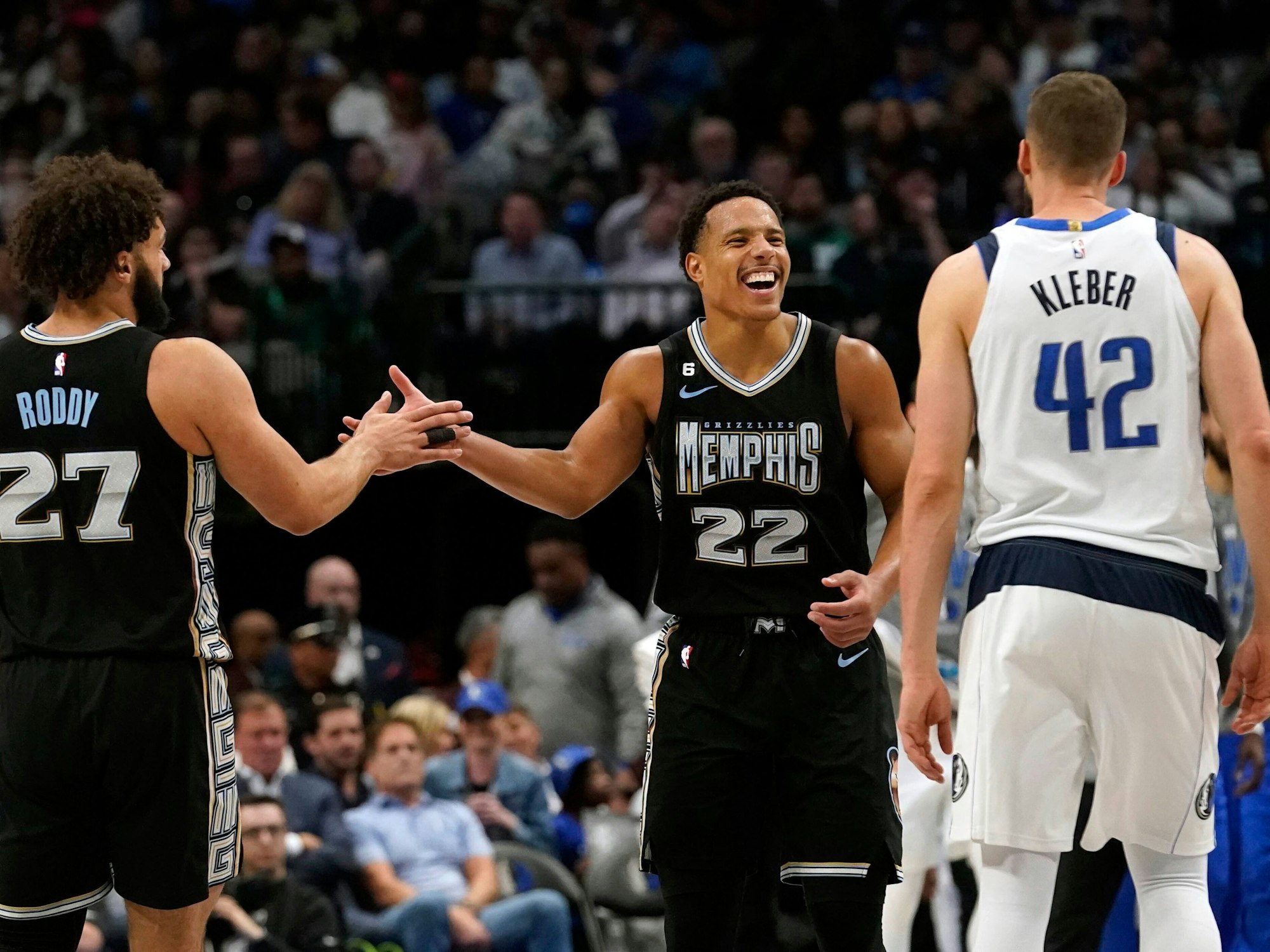 Memphis Grizzlies-Guard Desmond Bane (22) jubelt mit David Roddy (27) und lacht Maxi Kleber (Dallas Mavericks) ins Gesicht.
