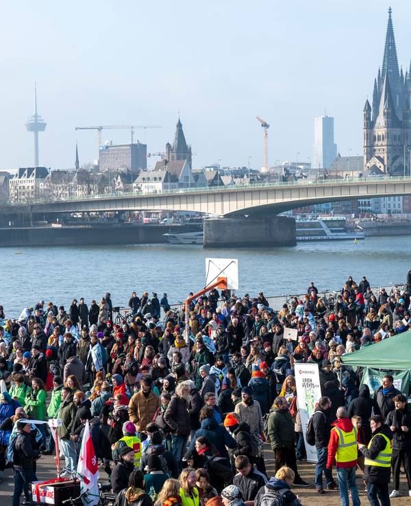 Hunderte Menschen stehen bei einem Streik an der Deutzer Werft in Köln.