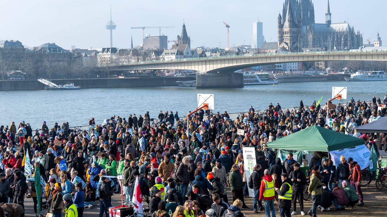 Hunderte Menschen stehen bei einem Streik an der Deutzer Werft in Köln.