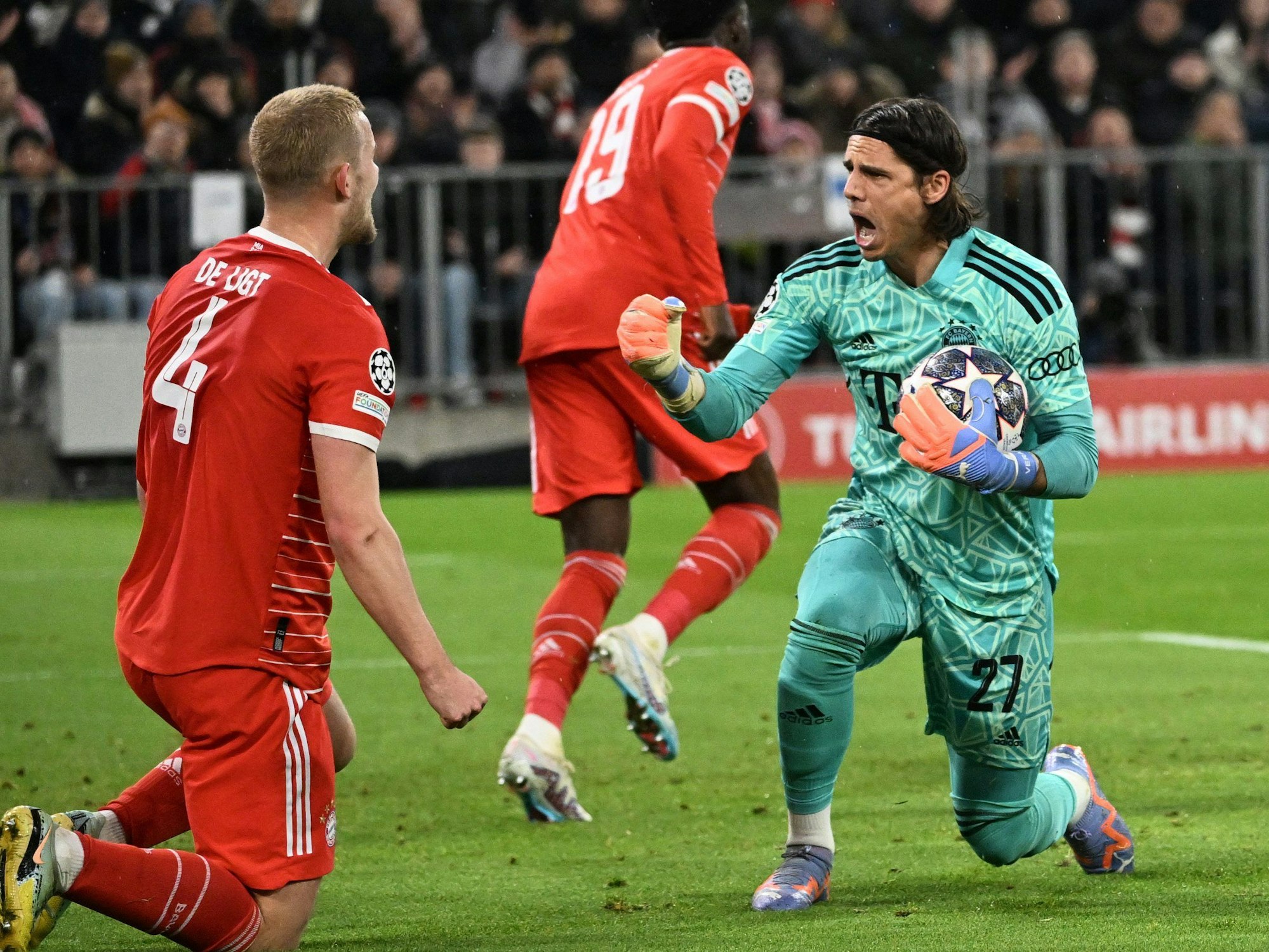 Yann Sommer jubelt mit Matthijs de Ligt.