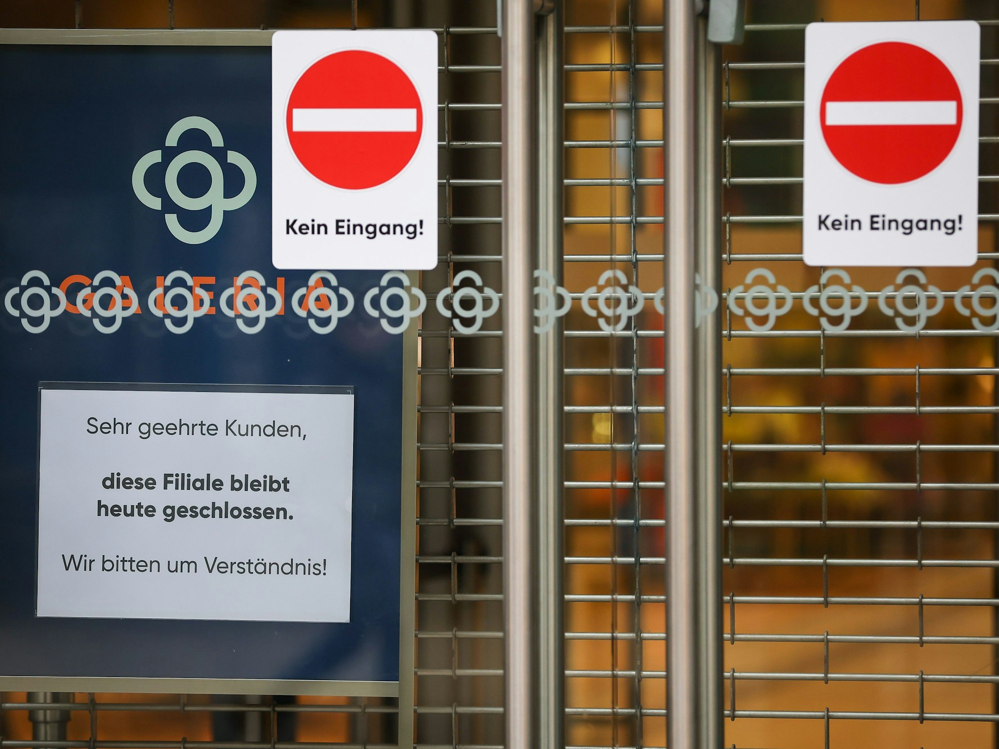 Hinweisschild im Schaufenster der Galeria Kaufhof in Leipzig.