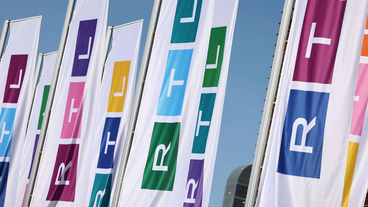 Fahnen mit dem neuen Logo des Fernsehsenders RTL wehen vor dem Gebäude.