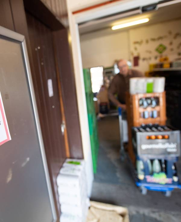 Auf einem Zettel an einem Leergutautomaten steht „Wir brauchen Ihr Leergut.“