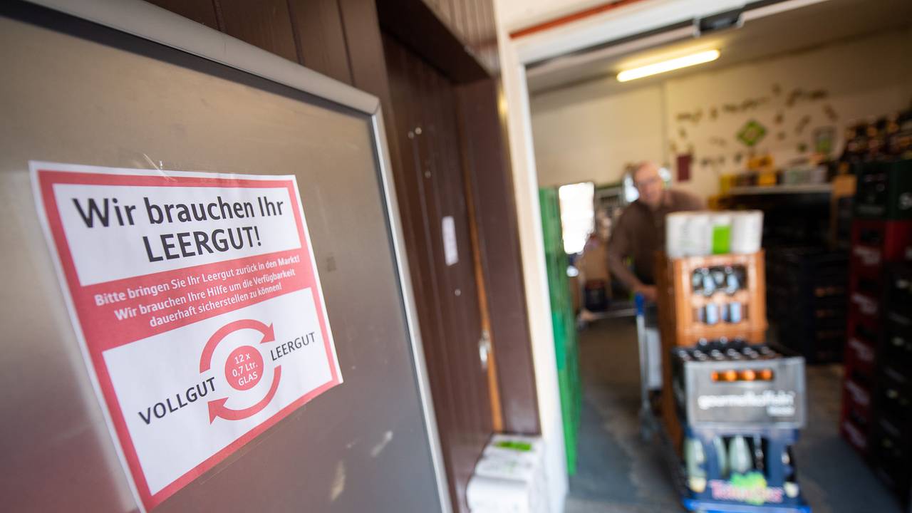Auf einem Zettel an einem Leergutautomaten steht „Wir brauchen Ihr Leergut.“