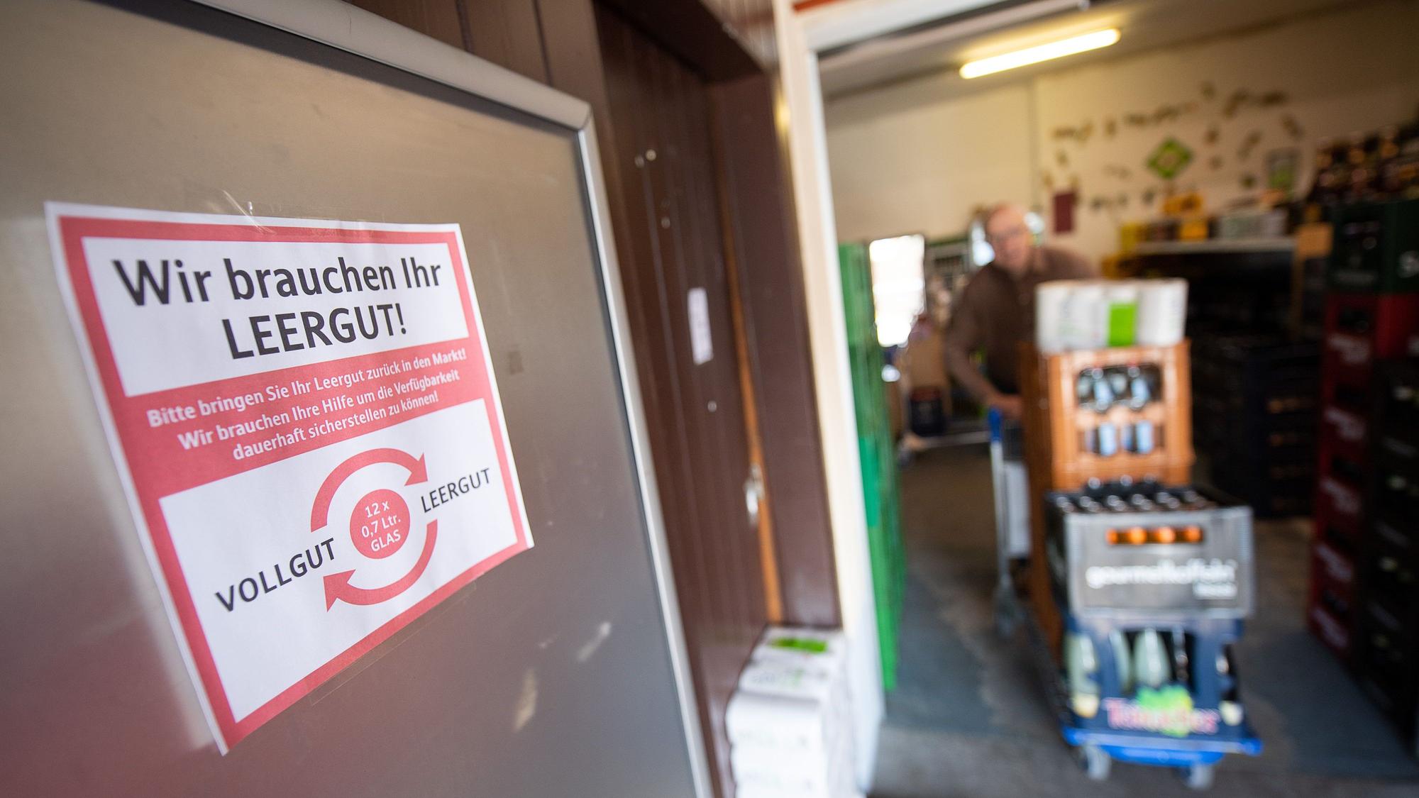 Auf einem Zettel an einem Leergutautomaten steht „Wir brauchen Ihr Leergut.“