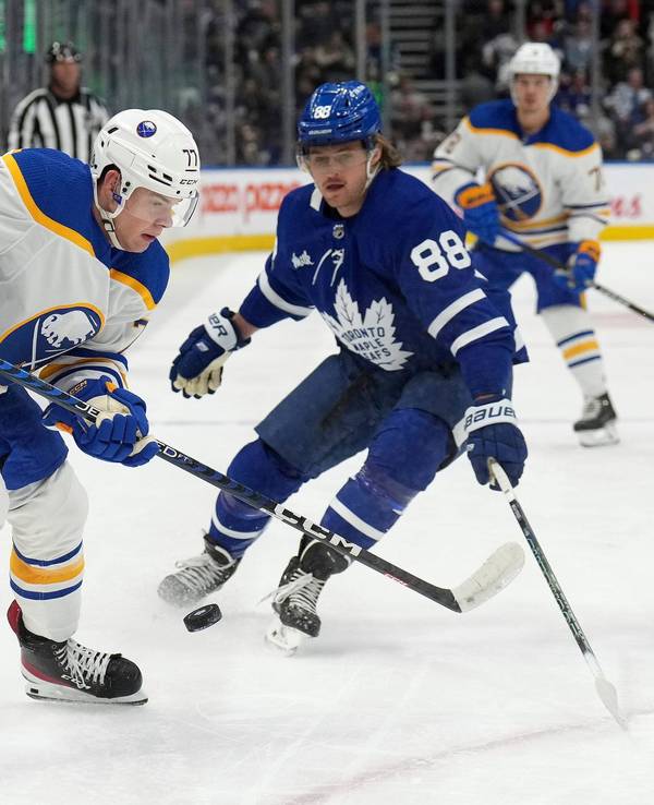 NHL: JJ Peterka (77) im Zweikampf mit William Nylander (Toronto Maple Leafs).
