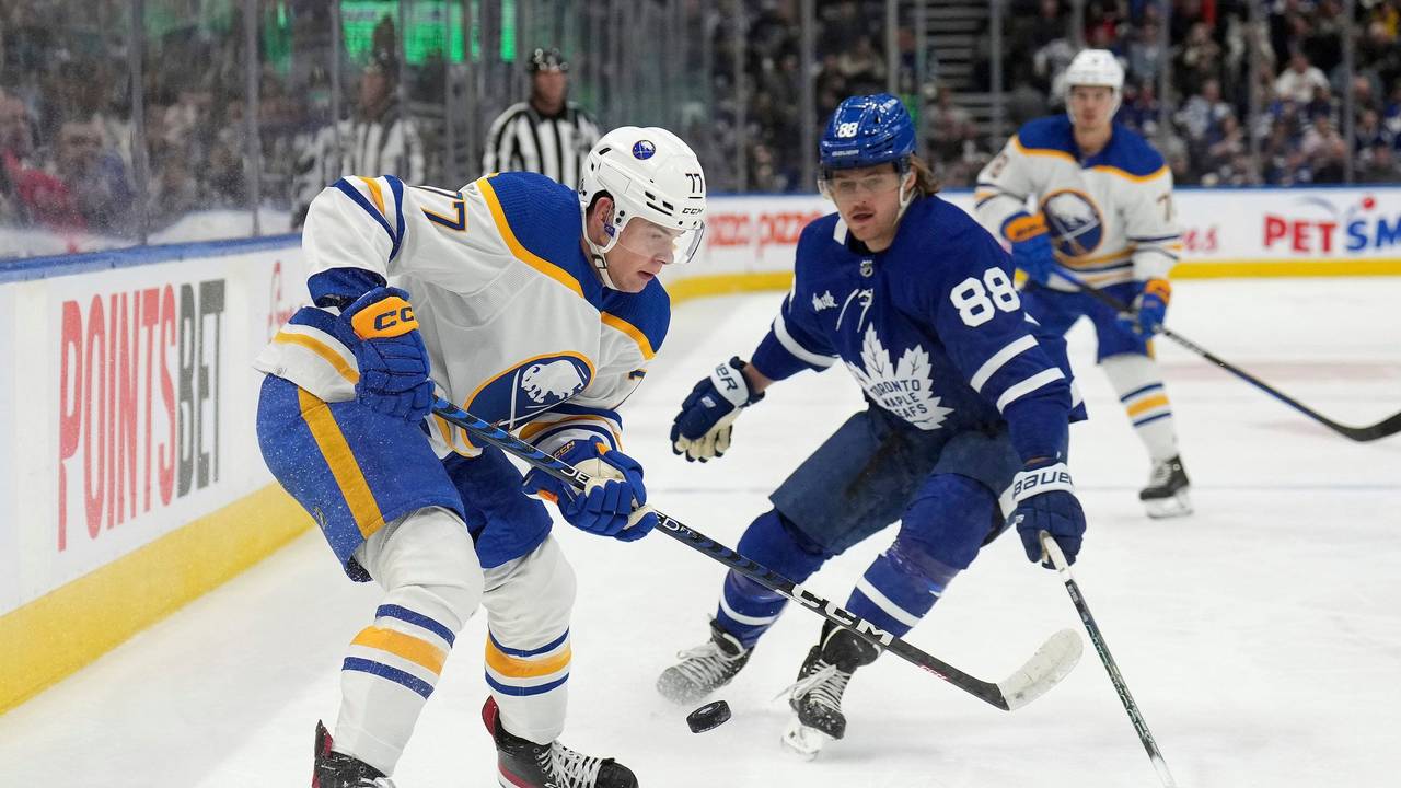 NHL: JJ Peterka (77) im Zweikampf mit William Nylander (Toronto Maple Leafs).