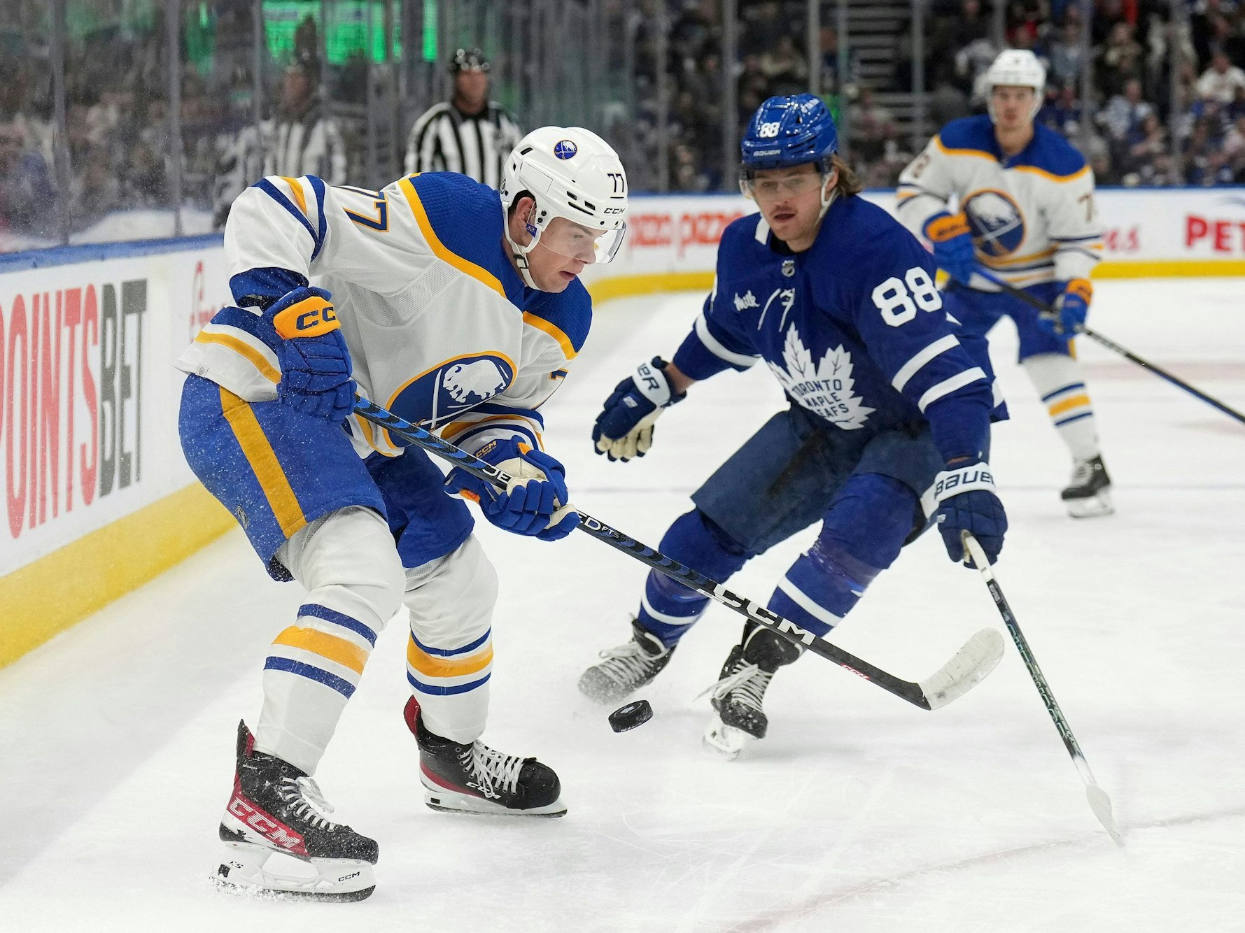NHL: JJ Peterka (77) im Zweikampf mit William Nylander (Toronto Maple Leafs).