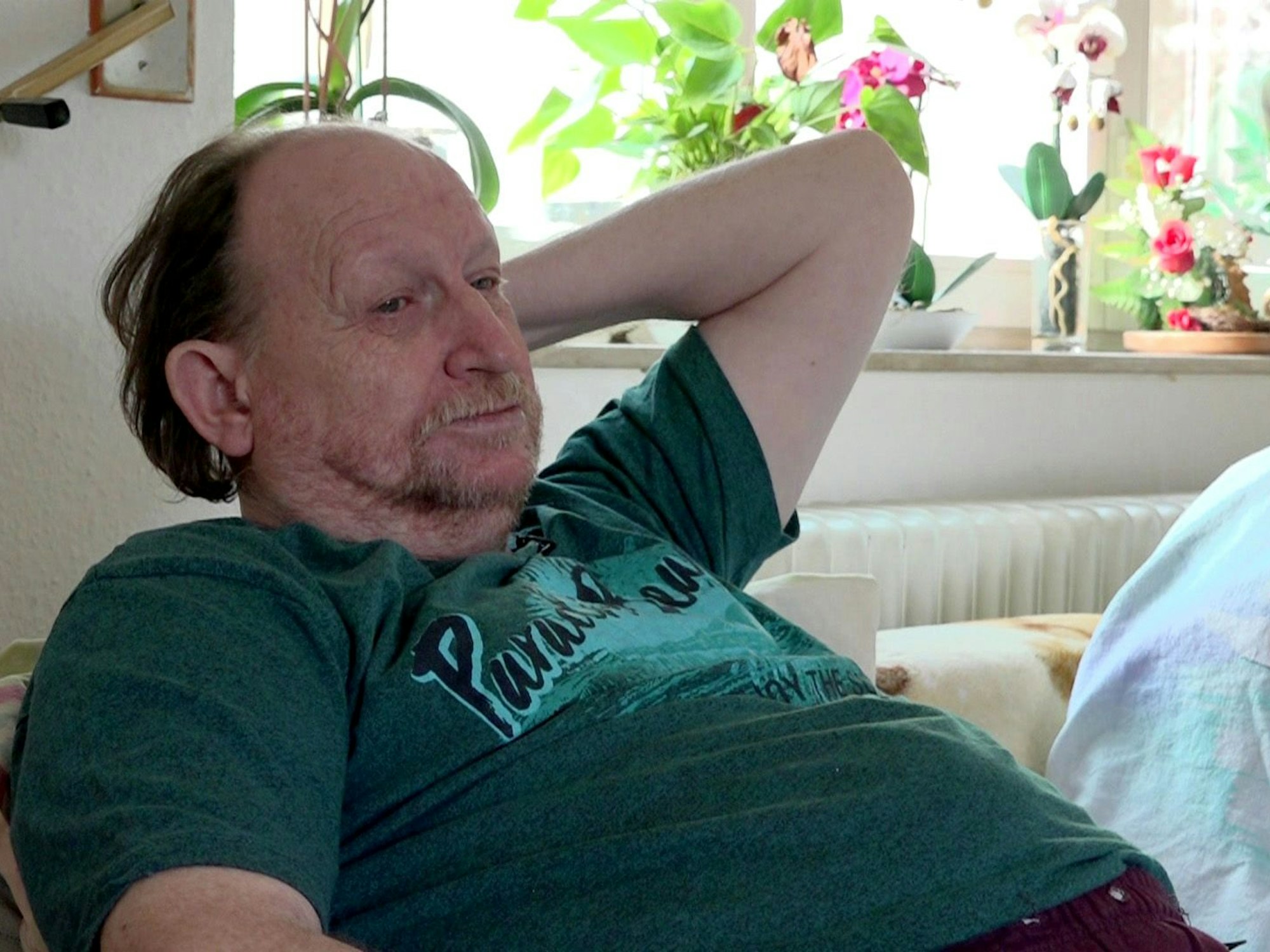 Michael trauert um seine kürzlich verstorbene Frau Gudrun. Michael hat sie bis kurz vor ihrem Tod aufopferungsvoll zu Hause gepflegt.