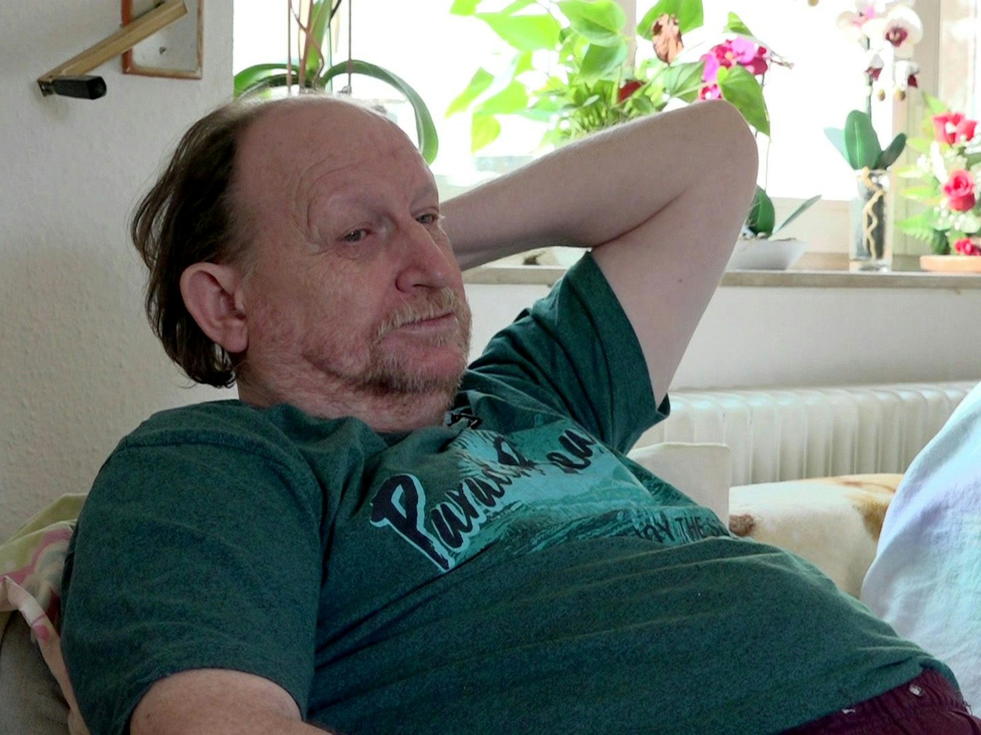 Witwer Michael sitzt auf dem Sofa und hat Tränen in den Augen.