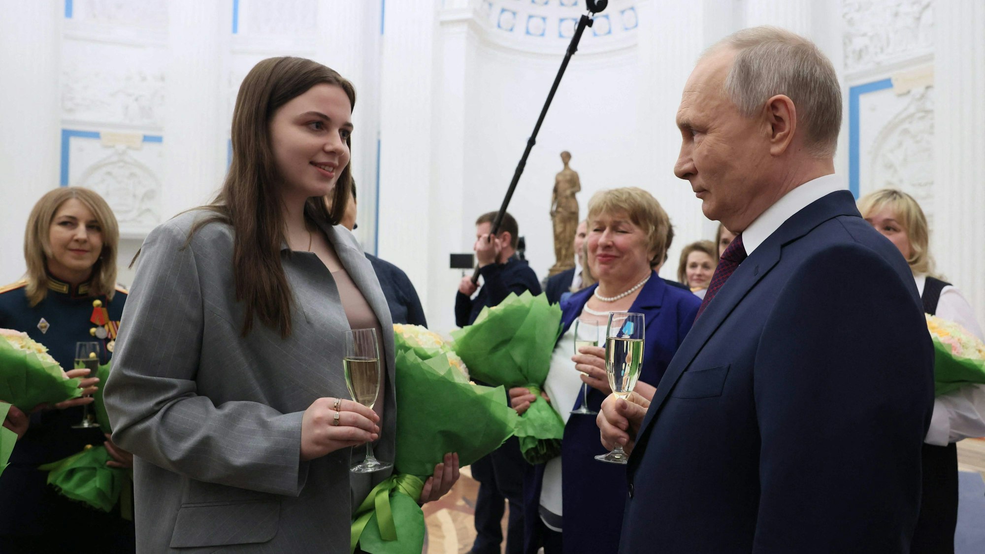 Wladimir Putin bei einer Zeremonie zum Internationalen Frauentag in Moskau: Russland soll nun auch verurteilte Frauen in den Krieg schicken.