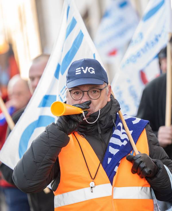 Arbeiter der Deutschen Bahn demonstrieren vor der ersten Runde der Tarifverhandlungen zwischen der Gewerkschaft EVG und der Deutsche Bahn AG vor dem Verhandlungsgebäude.