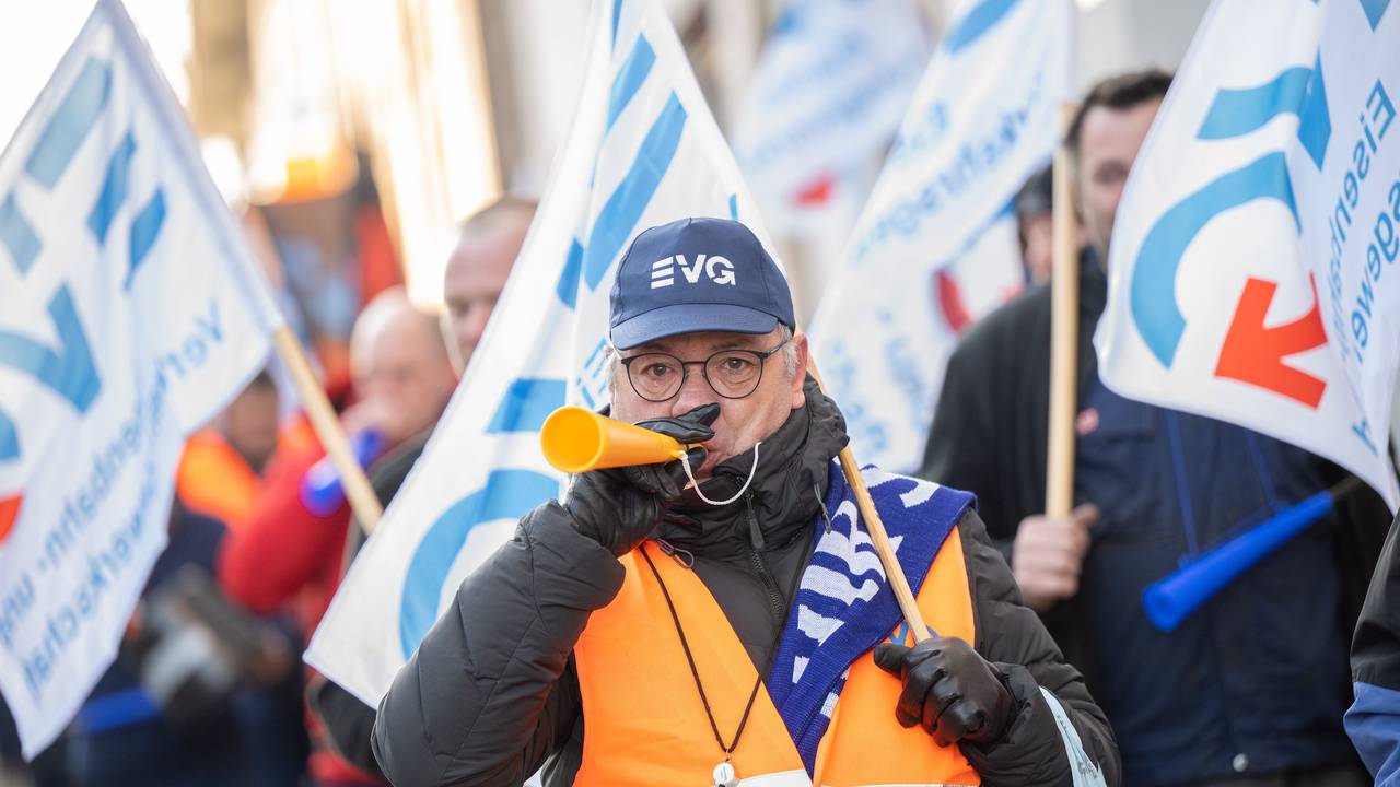 Arbeiter der Deutschen Bahn demonstrieren vor der ersten Runde der Tarifverhandlungen zwischen der Gewerkschaft EVG und der Deutsche Bahn AG vor dem Verhandlungsgebäude.