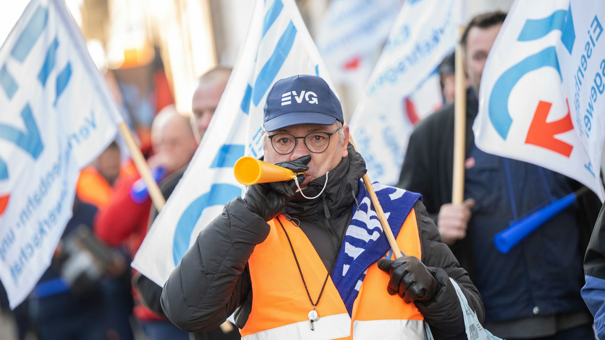 Arbeiter der Deutschen Bahn demonstrieren vor der ersten Runde der Tarifverhandlungen zwischen der Gewerkschaft EVG und der Deutsche Bahn AG vor dem Verhandlungsgebäude.