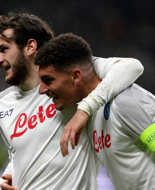 Giovanni Di Lorenzo (r.) und Chwitscha Kwarazchelia jubeln im Hinspiel in Frankfurt nach Di Lorenzos Tor zum 2:0 für Neapel.