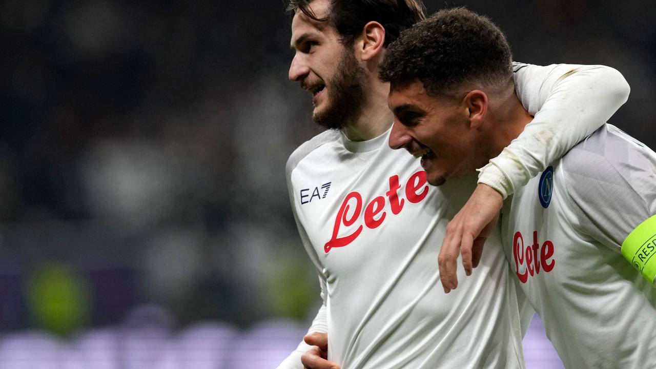Giovanni Di Lorenzo (r.) und Chwitscha Kwarazchelia jubeln im Hinspiel in Frankfurt nach Di Lorenzos Tor zum 2:0 für Neapel.
