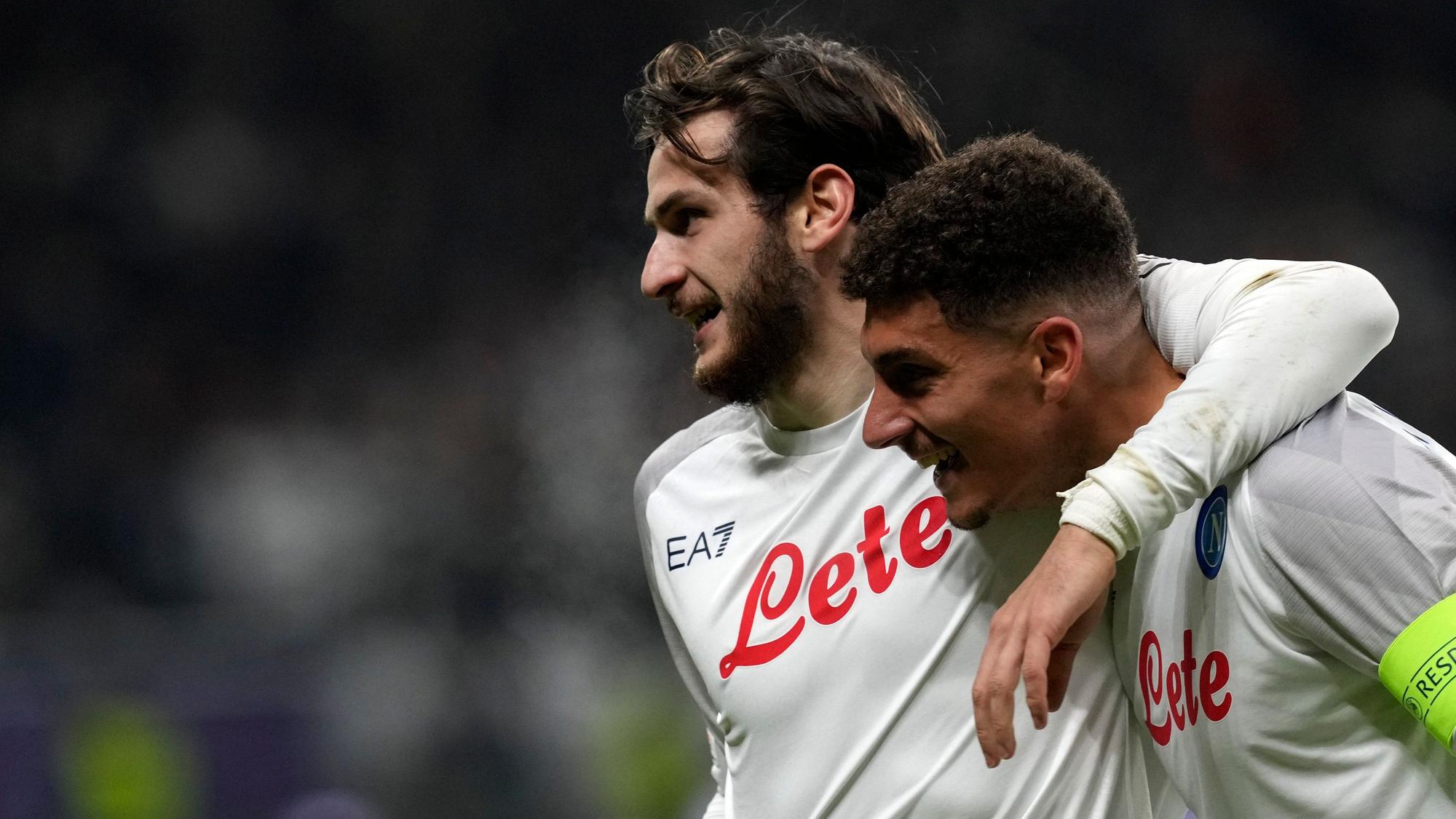 Giovanni Di Lorenzo (r.) und Chwitscha Kwarazchelia jubeln im Hinspiel in Frankfurt nach Di Lorenzos Tor zum 2:0 für Neapel.