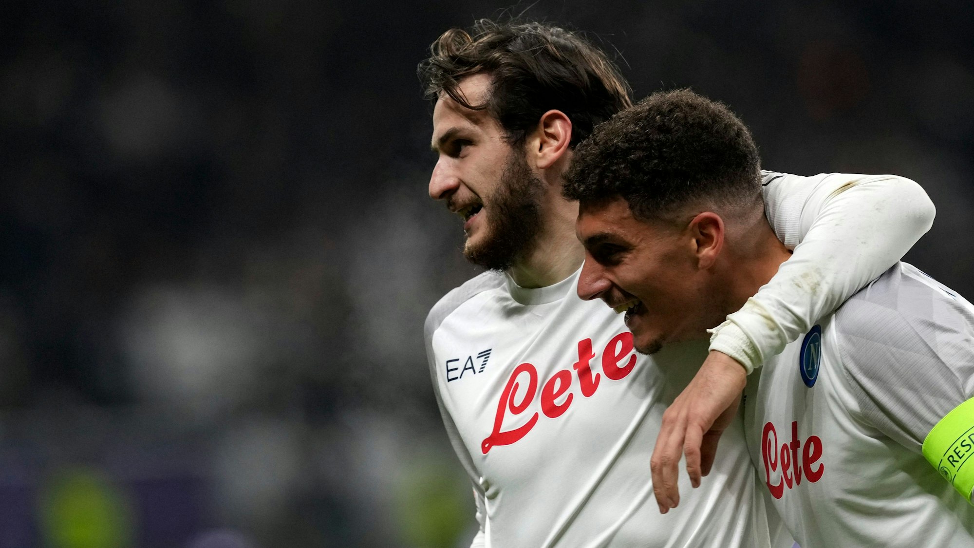 Giovanni Di Lorenzo (r.) und Chwitscha Kwarazchelia jubeln im Hinspiel in Frankfurt nach Di Lorenzos Tor zum 2:0 für Neapel.