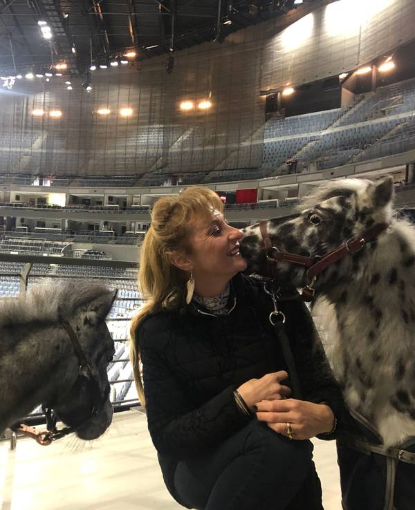 Sylvie Willms tritt mit ihren Pferden in der Lanxess-Arena auf.
