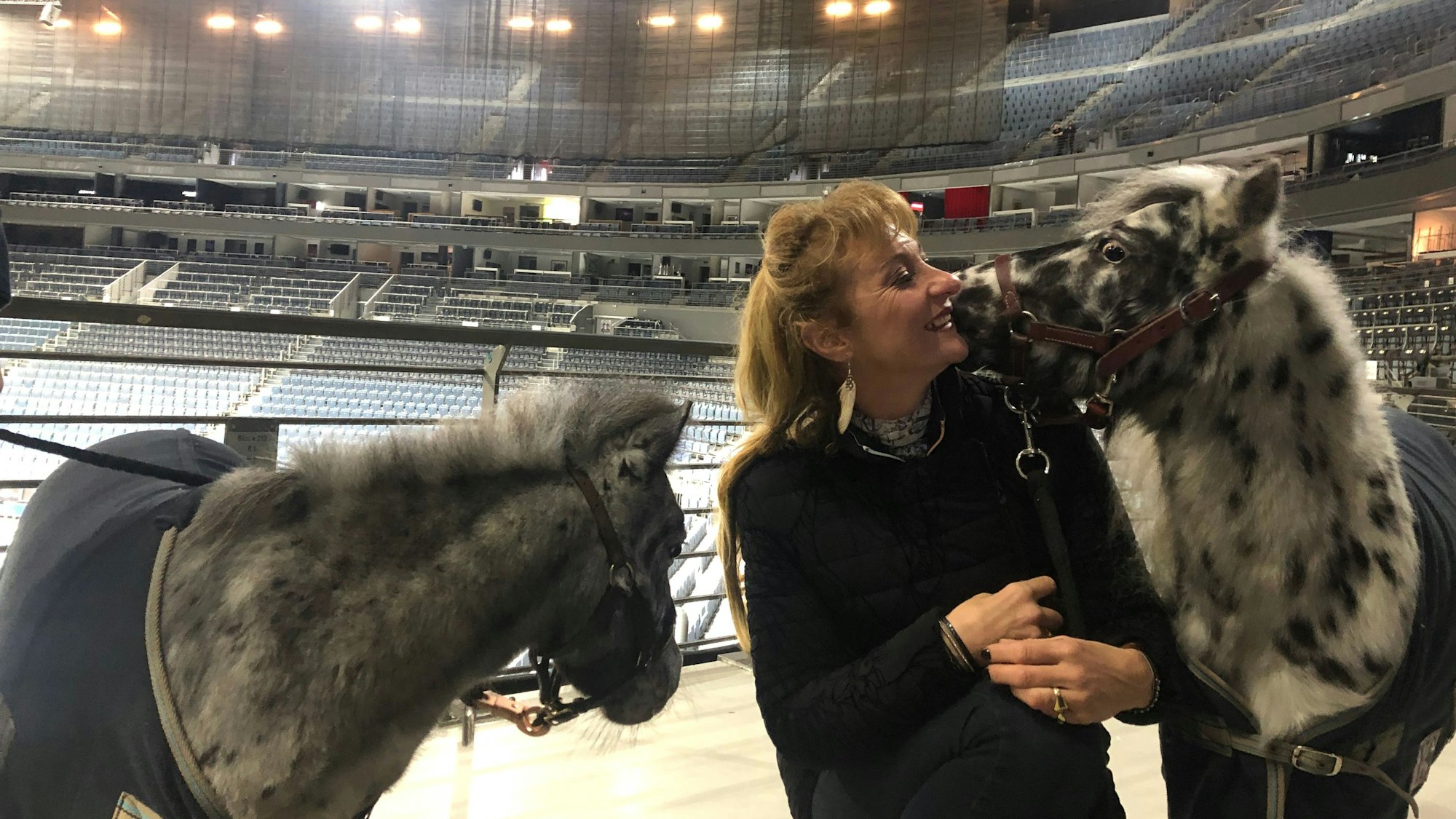 Sylvie Willms tritt mit ihren Pferden in der Lanxess-Arena auf.
