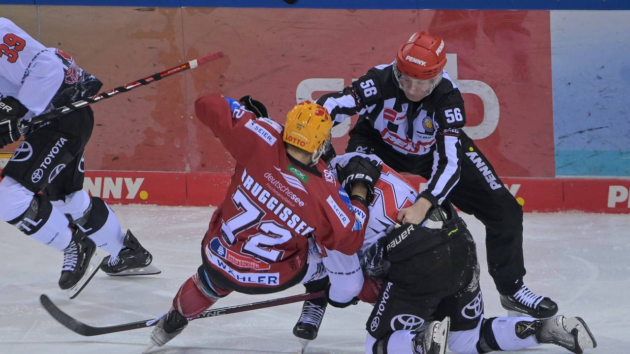Rangelei im Eishockey-Spiel der DEL zwischen den Kölner Haien und den Fischtown Pinguins Bremerhaven.