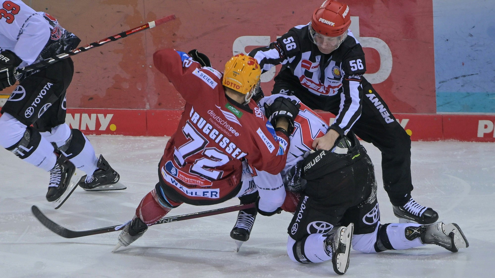 Rangelei im Eishockey-Spiel der DEL zwischen den Kölner Haien und den Fischtown Pinguins Bremerhaven.