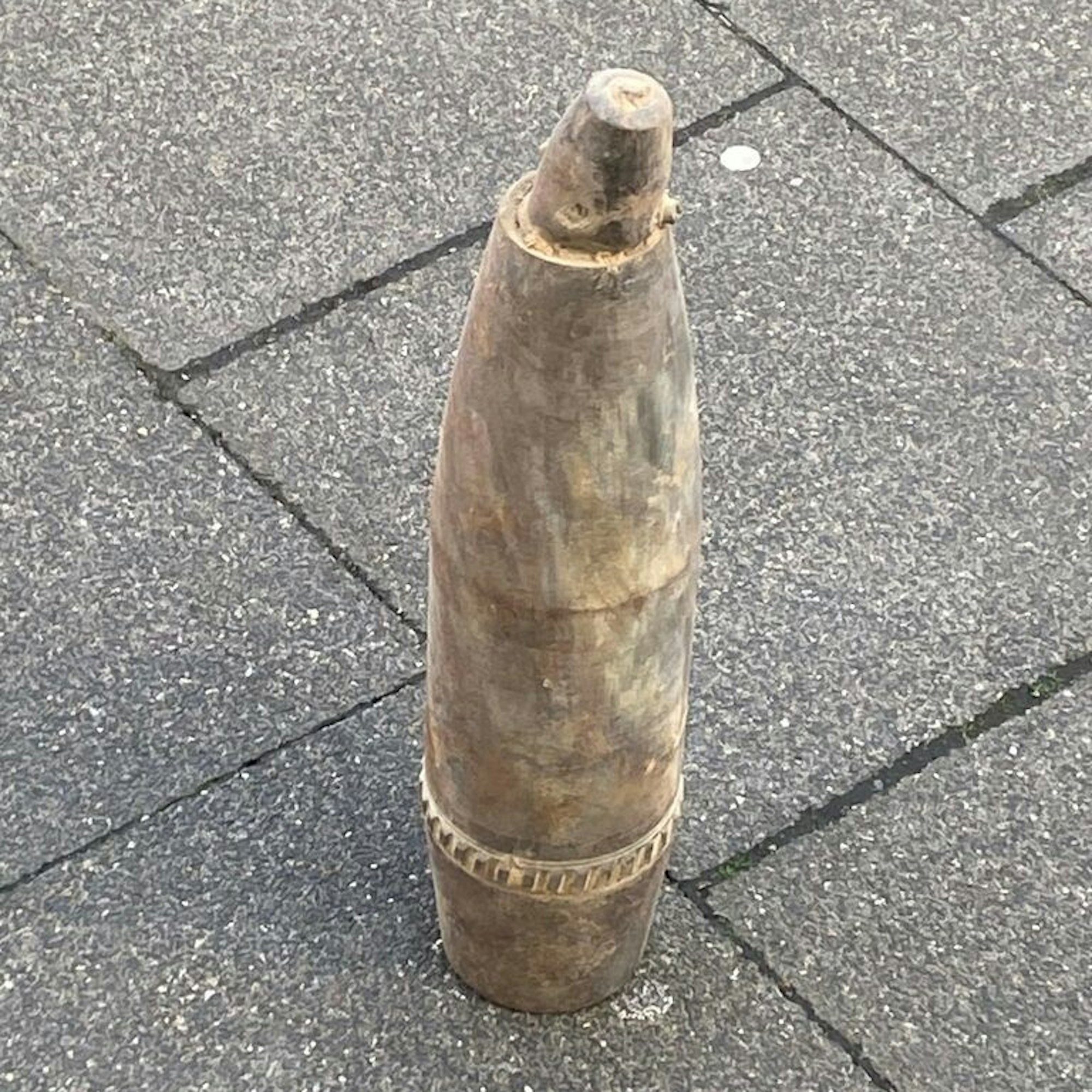 Eine rund 60 Zentimeter lange Sprenggranate ist bei Bauarbeiten in Frechen gefunden worden.