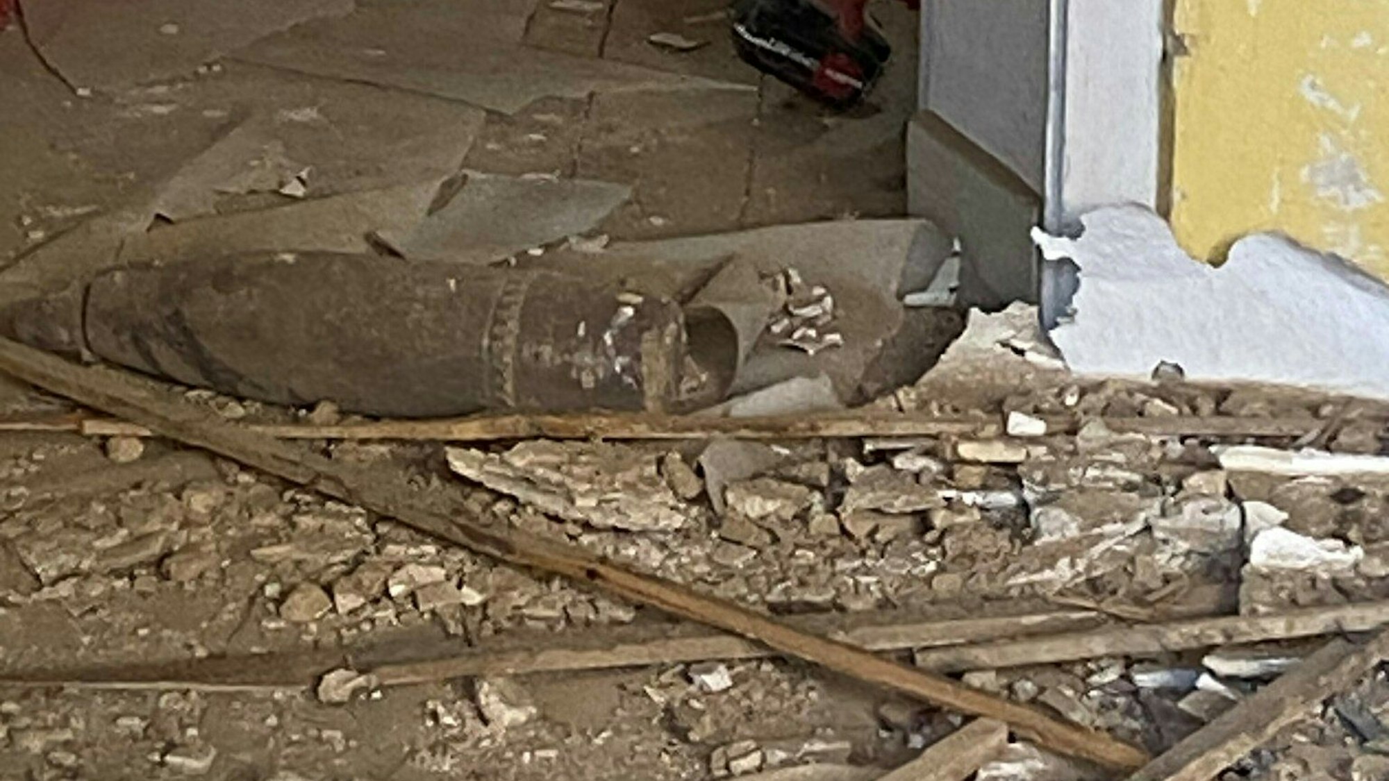 Sprenggranate liegt auf einer Baustelle in Frechen auf dem Boden zwischen Schutt.