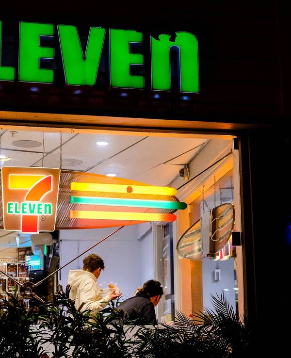Menschen stehen am 12. März 2022 in einem 7-Eleven-Store in Stavanger (Norwegen).