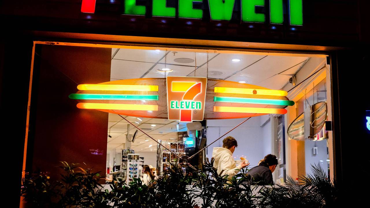 Menschen stehen am 12. März 2022 in einem 7-Eleven-Store in Stavanger (Norwegen).