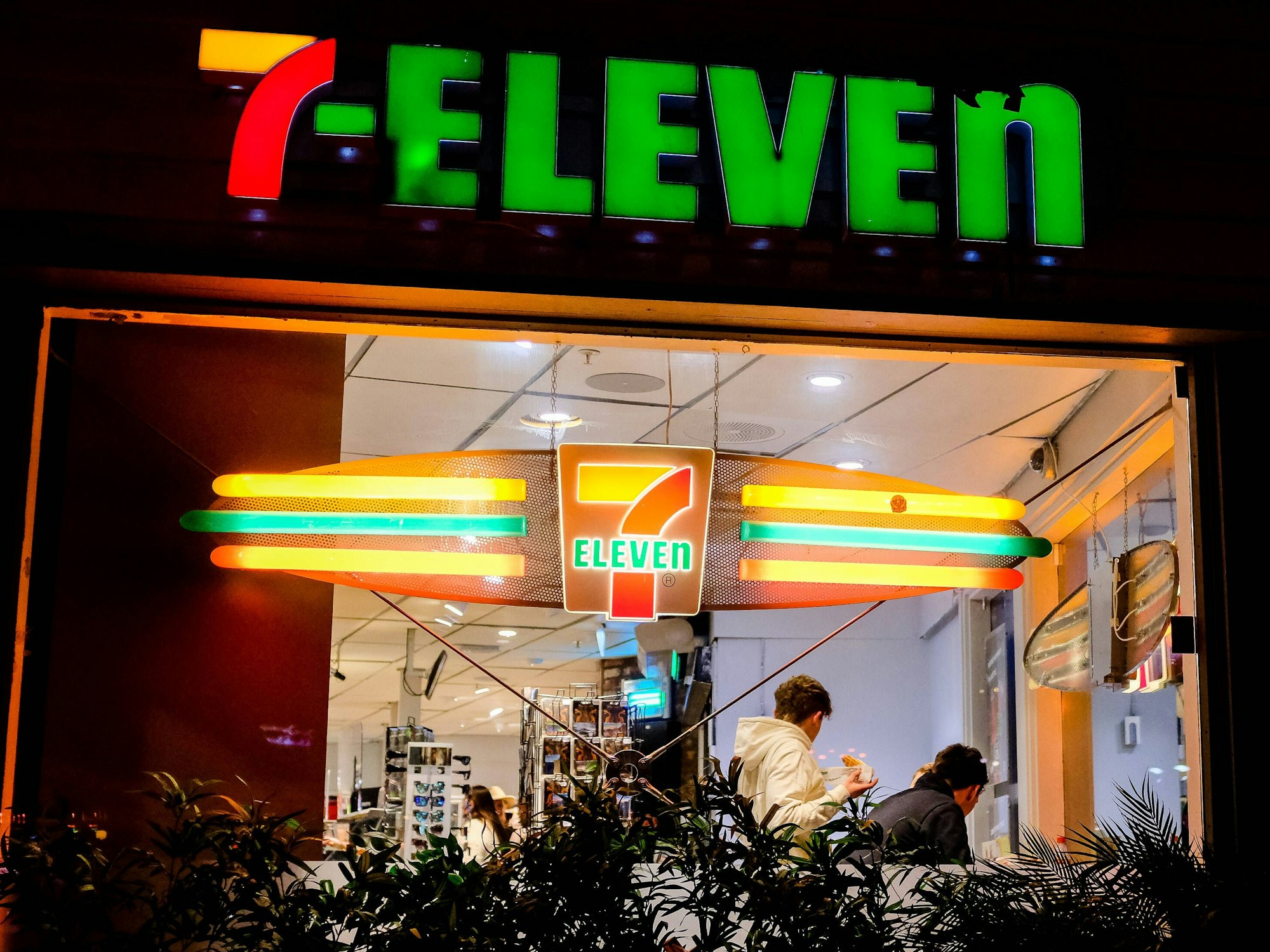 Menschen stehen am 12. März 2022 in einem 7-Eleven-Store in Stavanger (Norwegen).