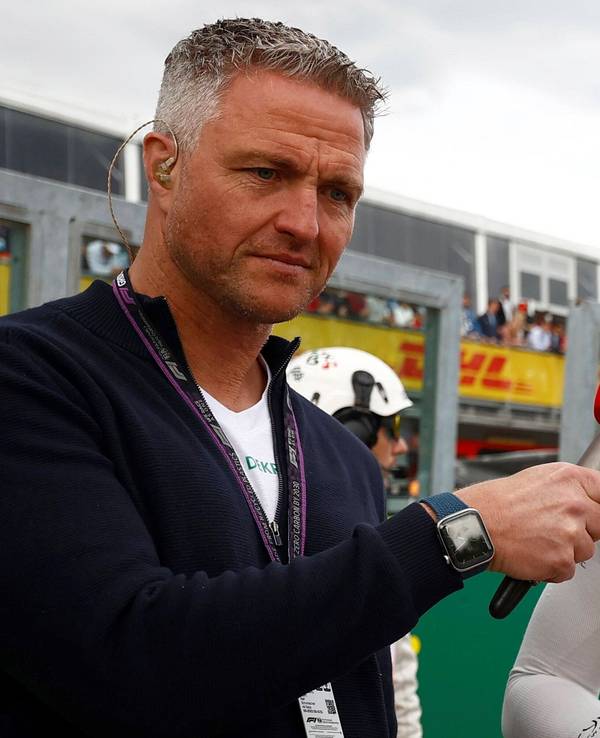 Ralf Schumacher und Neffe Mick am 23. April 2022 am Rande des Formel-1-Rennens in Imola im Gespräch.
