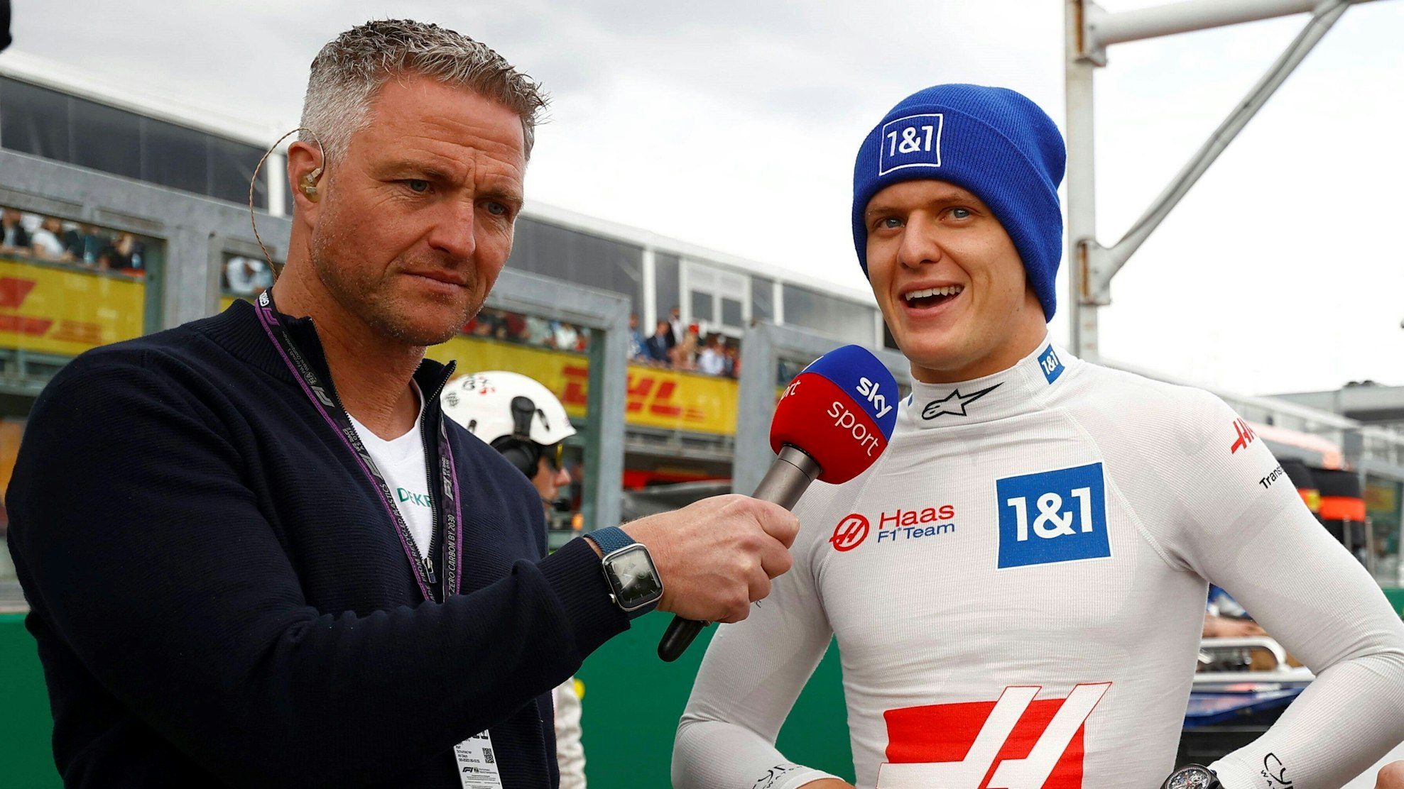 Ralf Schumacher und Neffe Mick am 23. April 2022 am Rande des Formel-1-Rennens in Imola im Gespräch.