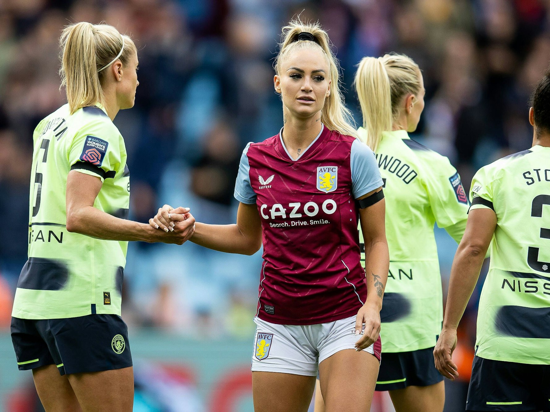 Alisha Lehmann von Aston Villa schlägt nach dem Spiel gegen Manchester City mit einer Gegenspielerin ab.