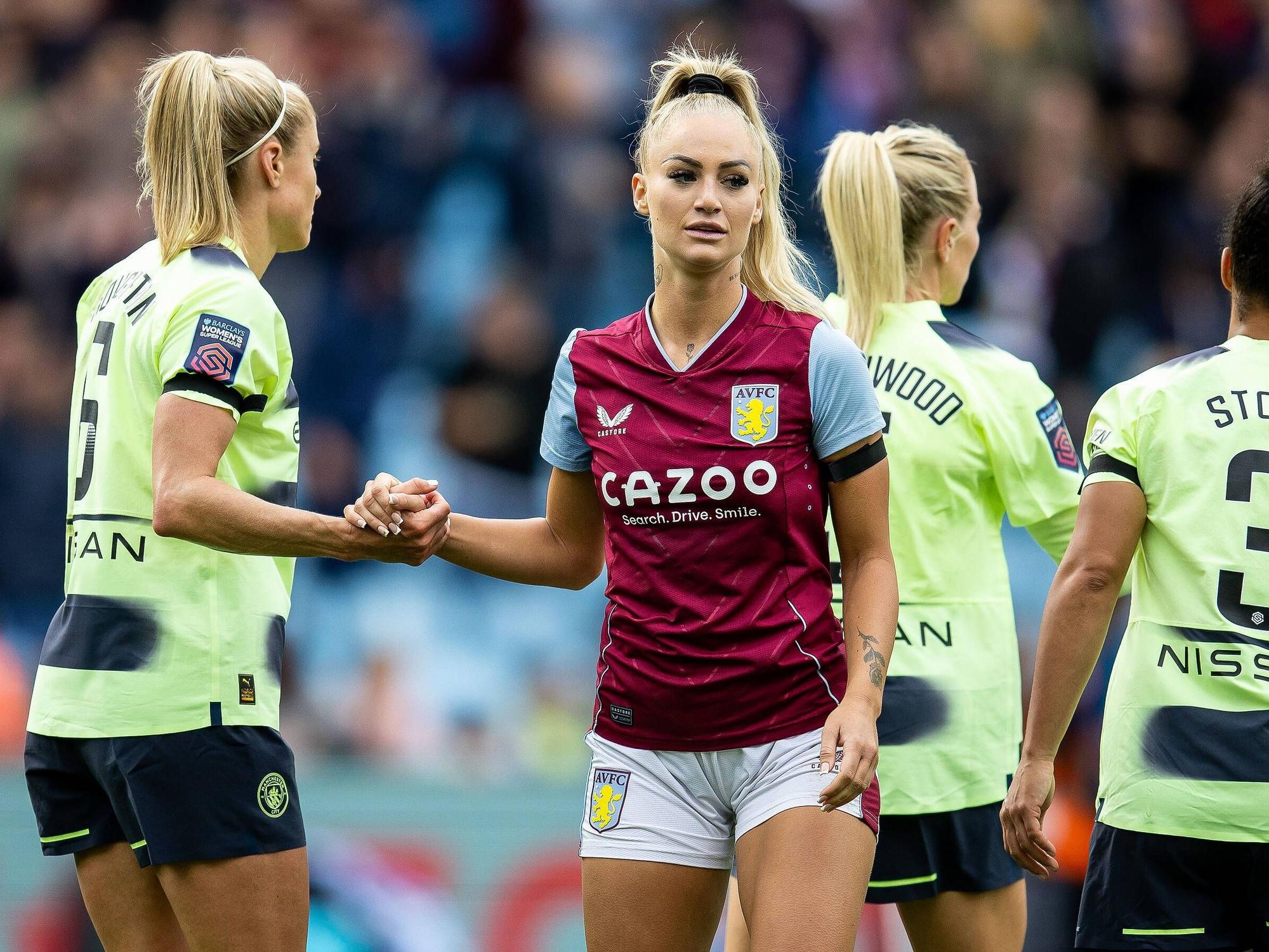 Alisha Lehmann von Aston Villa schlägt nach dem Spiel gegen Manchester City mit einer Gegenspielerin ab.