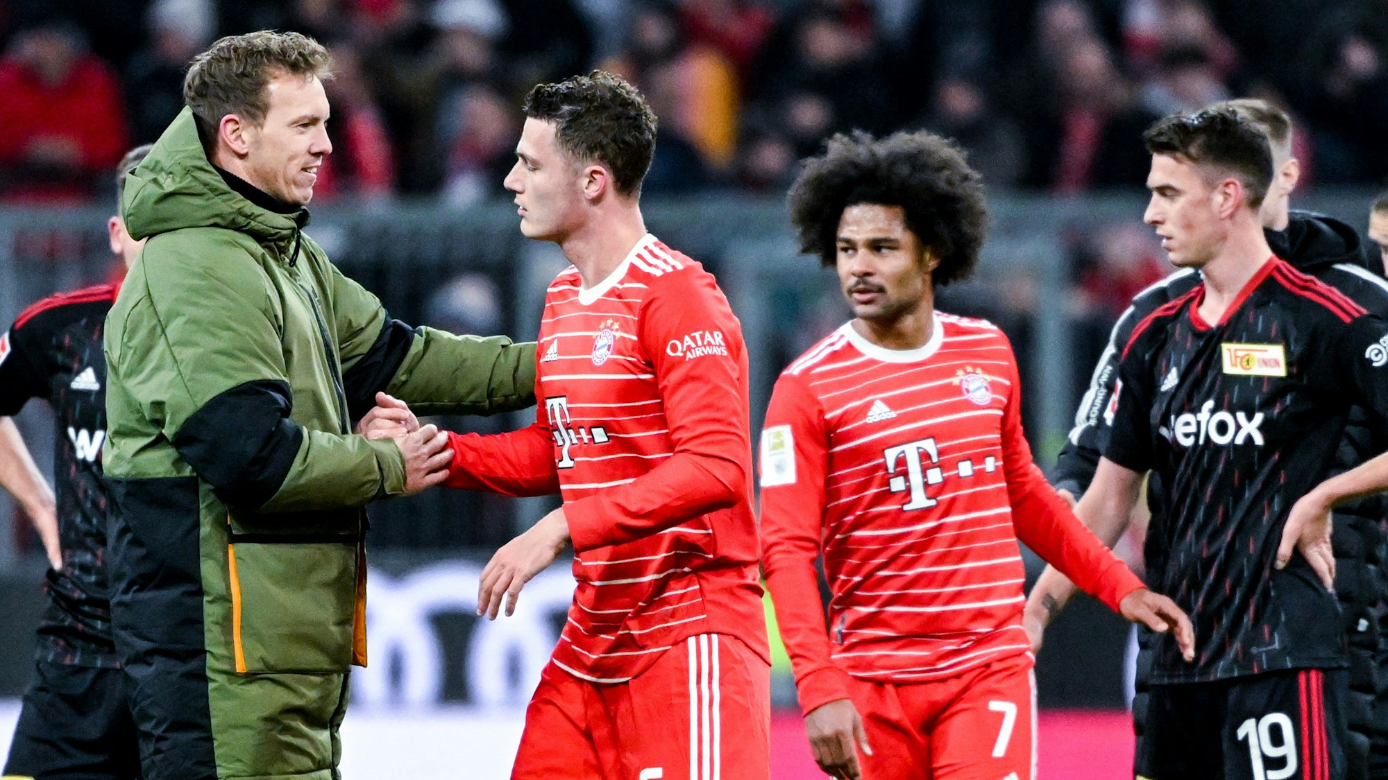 Julian Nagelsmann schlägt nach dem Spiel gegen Union Berlin mit Benjamin Pavard ein.