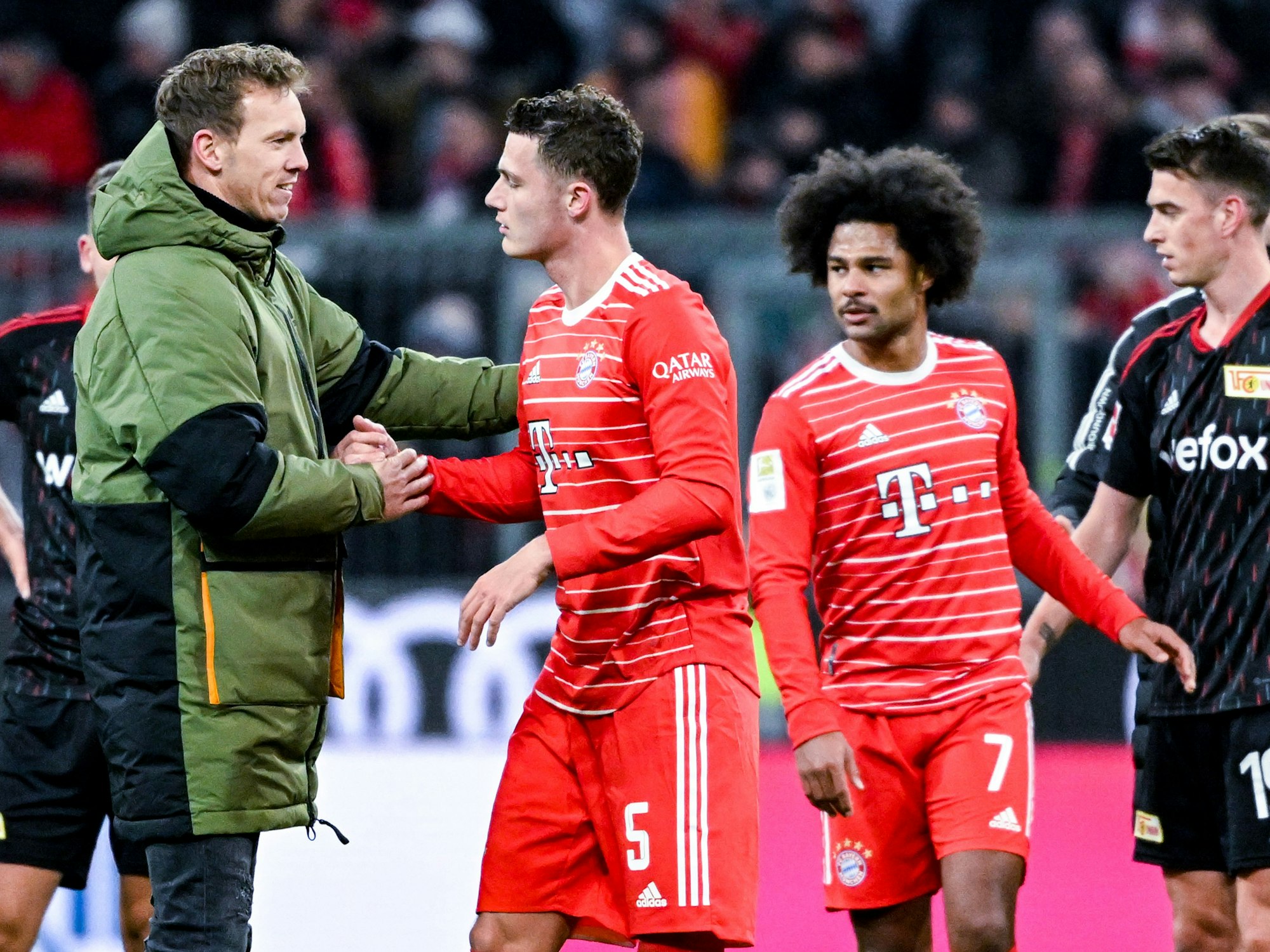 Julian Nagelsmann schlägt nach dem Spiel gegen Union Berlin am 26. Februar 2023 mit Benjamin Pavard ein.
