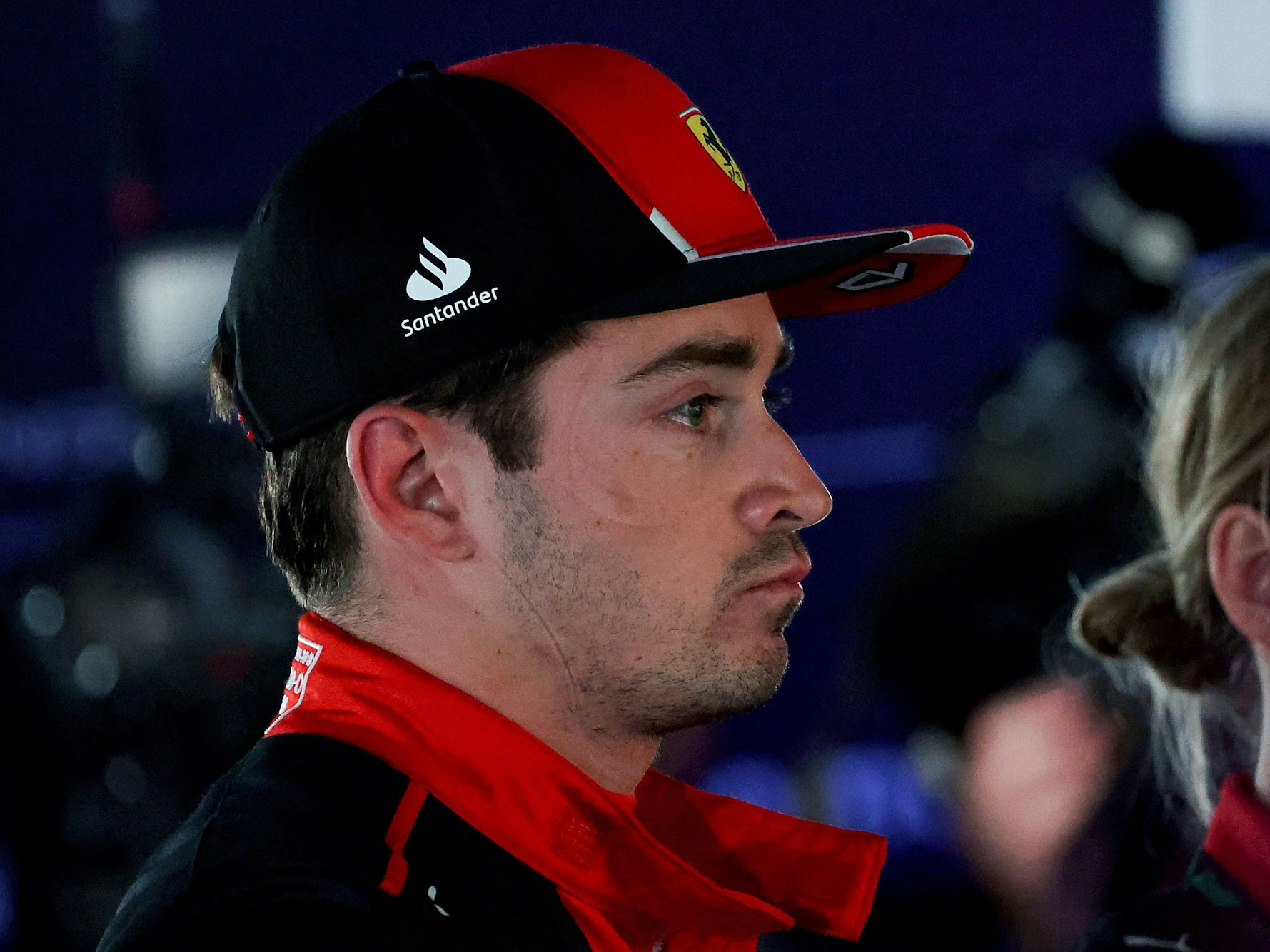 Ferrari-Fahrer Charles Leclerc schaut nicht gerade begeistert aus.