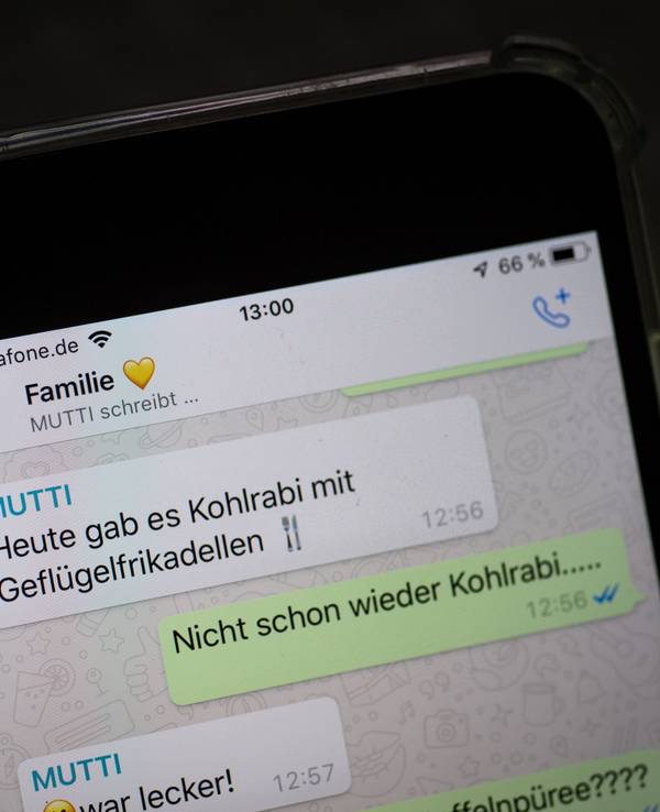 Das Symbolfoto aus dem Jahr 2019 zeigt einen WhatsApp-Gruppenchat auf einem Smartphone-Bildschirm.