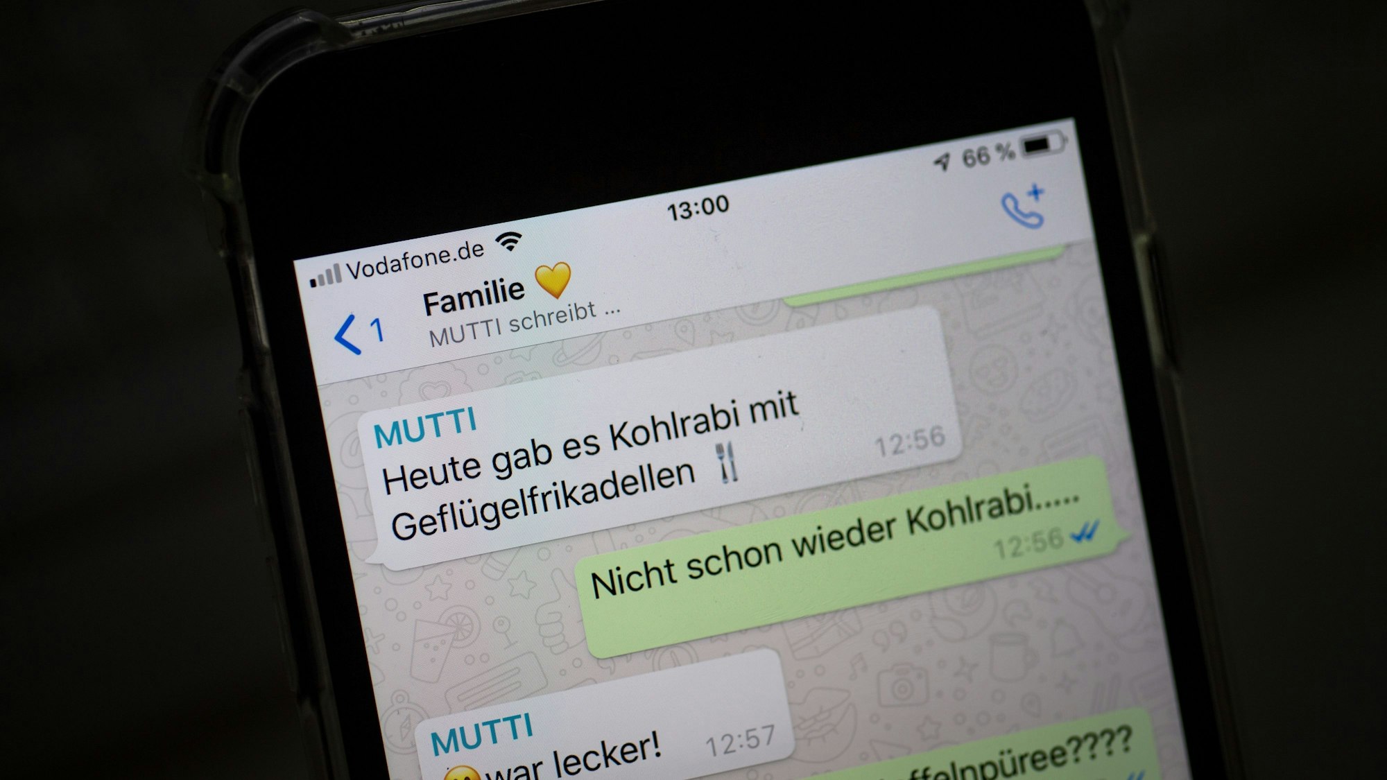 Das Symbolfoto aus dem Jahr 2019 zeigt einen WhatsApp-Gruppenchat auf einem Smartphone-Bildschirm.