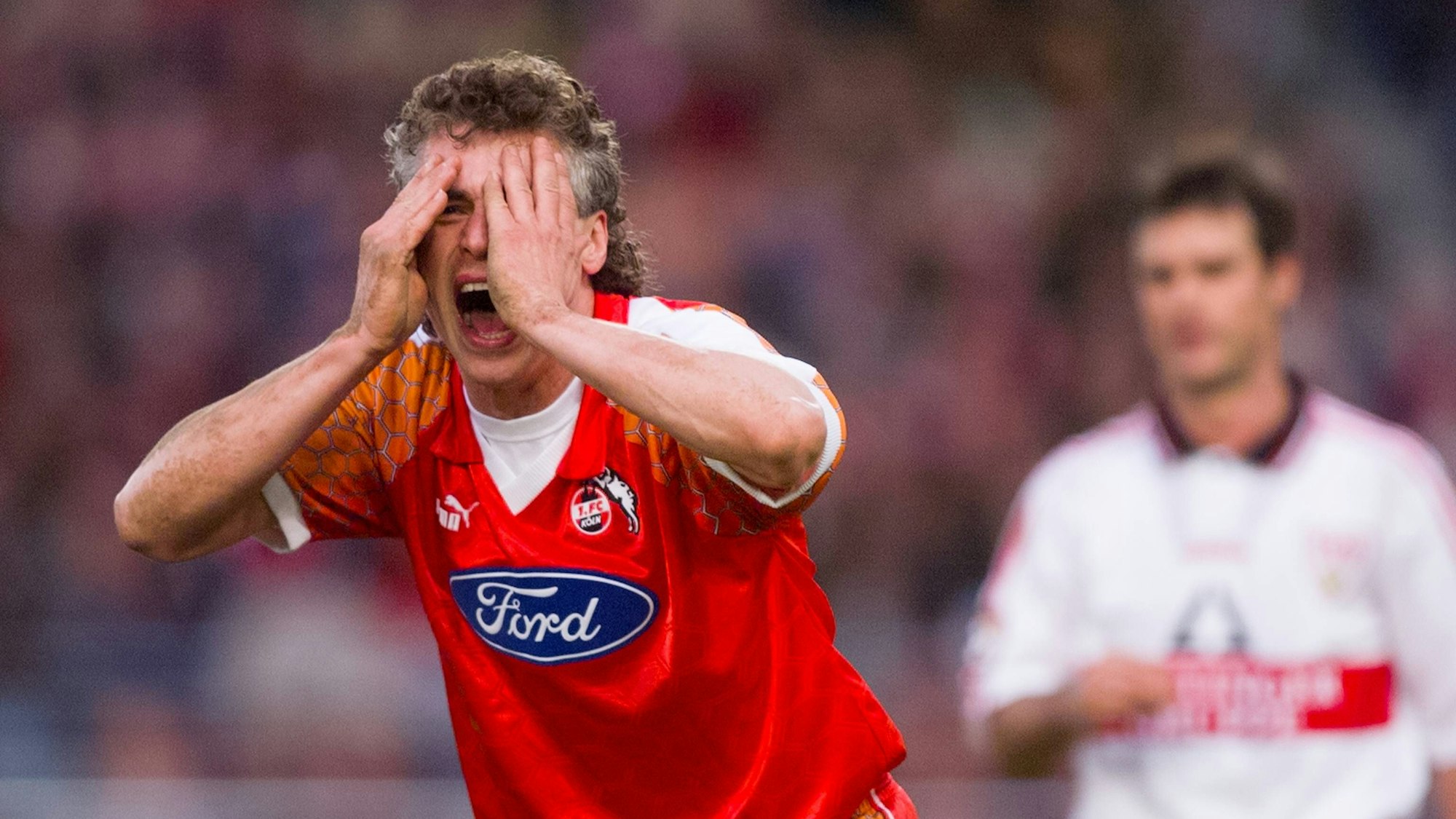 Toni Polster hält sich verzweifelt die Hände vors Gesicht.