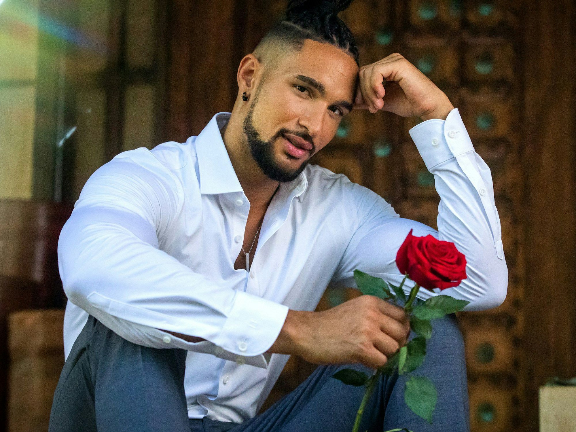 „Der Bachelor“ 2023: David Jackson hält eine Rose in der Hand.