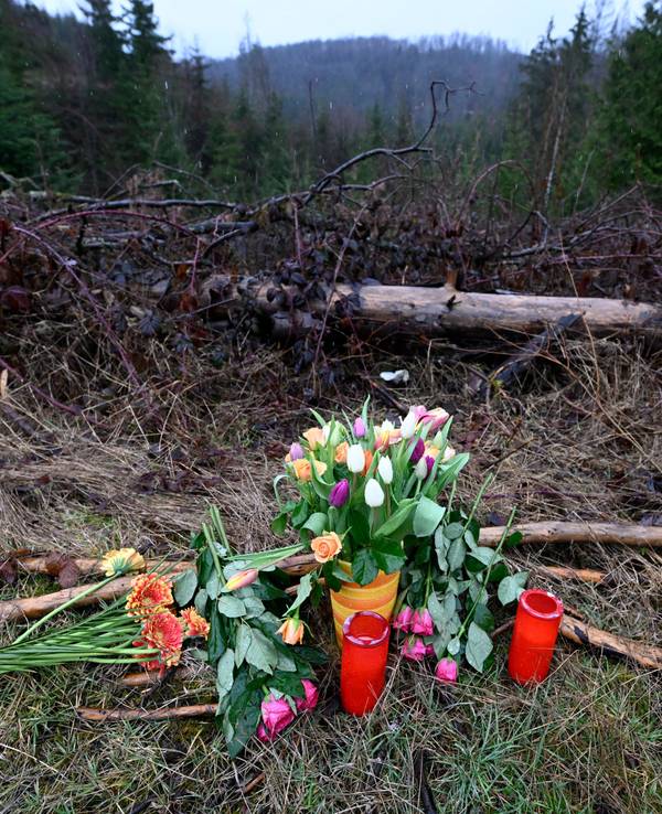 Blumen und Kerzen wurden am Fundort des getöteten Mädchens Luise niedergelegt. Bei der Obduktion der Leiche sind zahlreiche Messerstiche festgestellt worden.