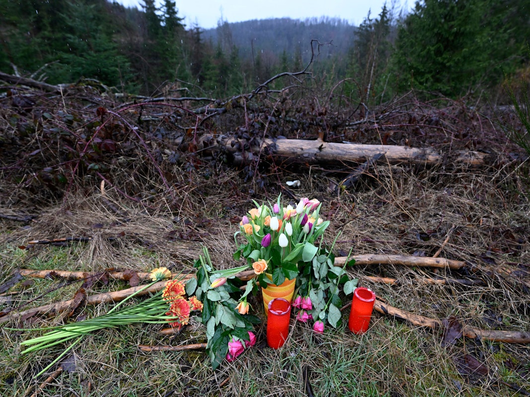 Blumen und Kerzen wurden am Fundort des getöteten Mädchens Luise niedergelegt. Bei der Obduktion der Leiche sind zahlreiche Messerstiche festgestellt worden.
