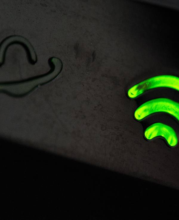 Neongrünes, leuchtendes WLAN-Symbol. Ein veröffentlichter Bericht der Bundesnetzagentur vom 15. März 2023 belegt die Vermutung, dass deutsche Internetverbindungen langsam und schwach sind. (Archivbild vom 01.03.2016)
