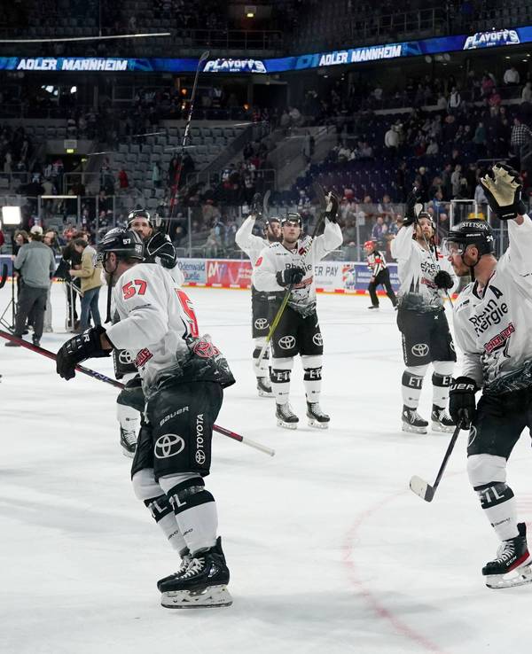 Die Kölner Haie feiern den 4:0-Sieg in Mannheim.