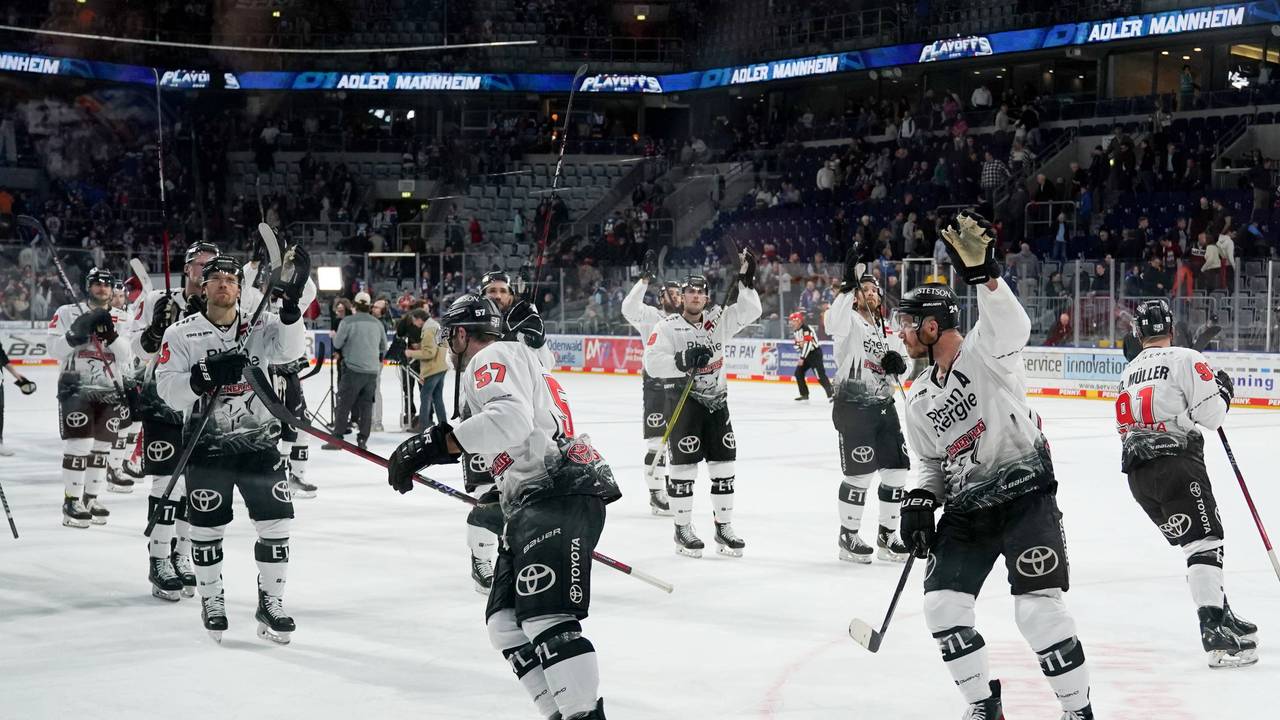 Die Kölner Haie feiern den 4:0-Sieg in Mannheim.