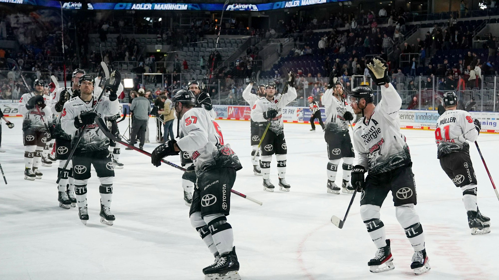 Die Kölner Haie feiern den 4:0-Sieg in Mannheim.