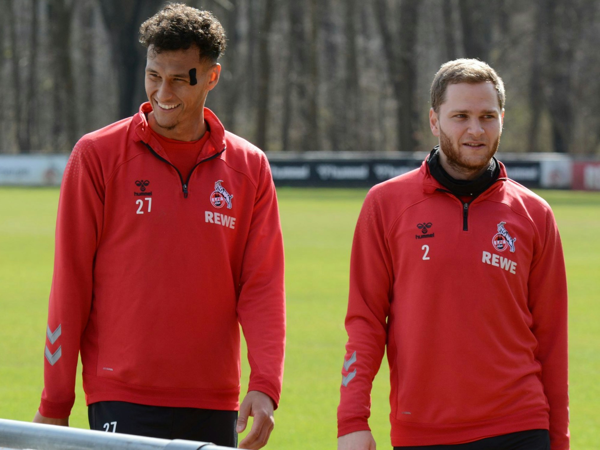 Davie Selke geht nach dem Training des 1. FC Köln lachend vom Rasen.